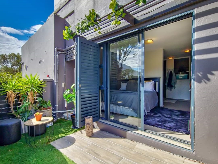 6 Bedroom Property for Sale in Vredehoek Western Cape